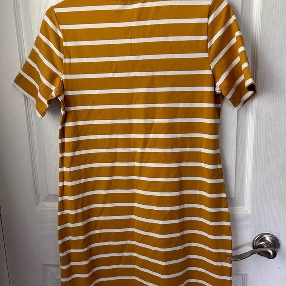 - Banana Republic T shirt yellow dress size small . NWT - Picture 3 of 4